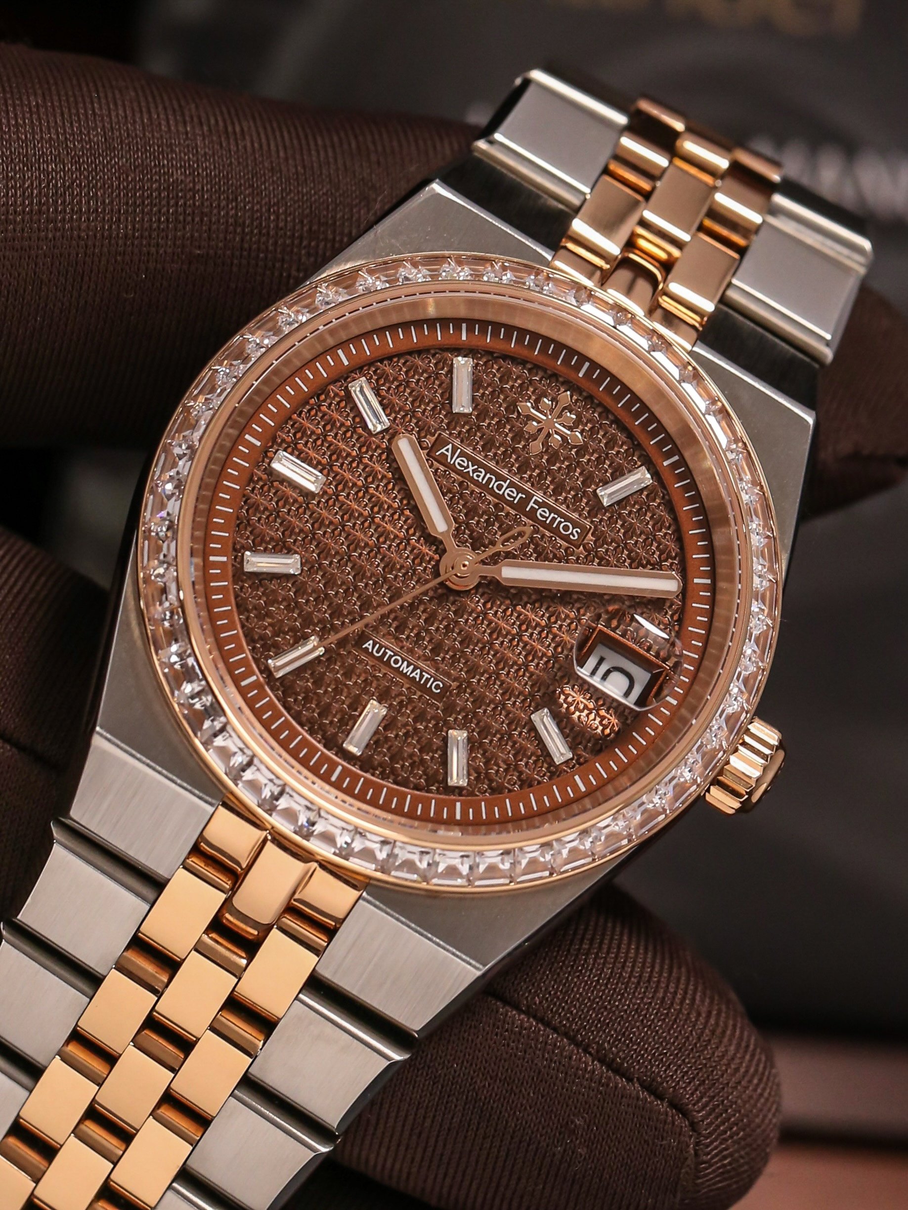 Mua đồng hồ mặt kính sapphire ở đâu để yên tâm về độ bền và bảo hành?